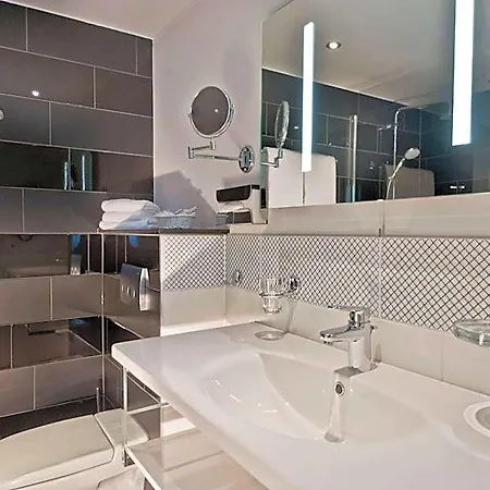 Wyndham Duisburger Hof Hotel 4*